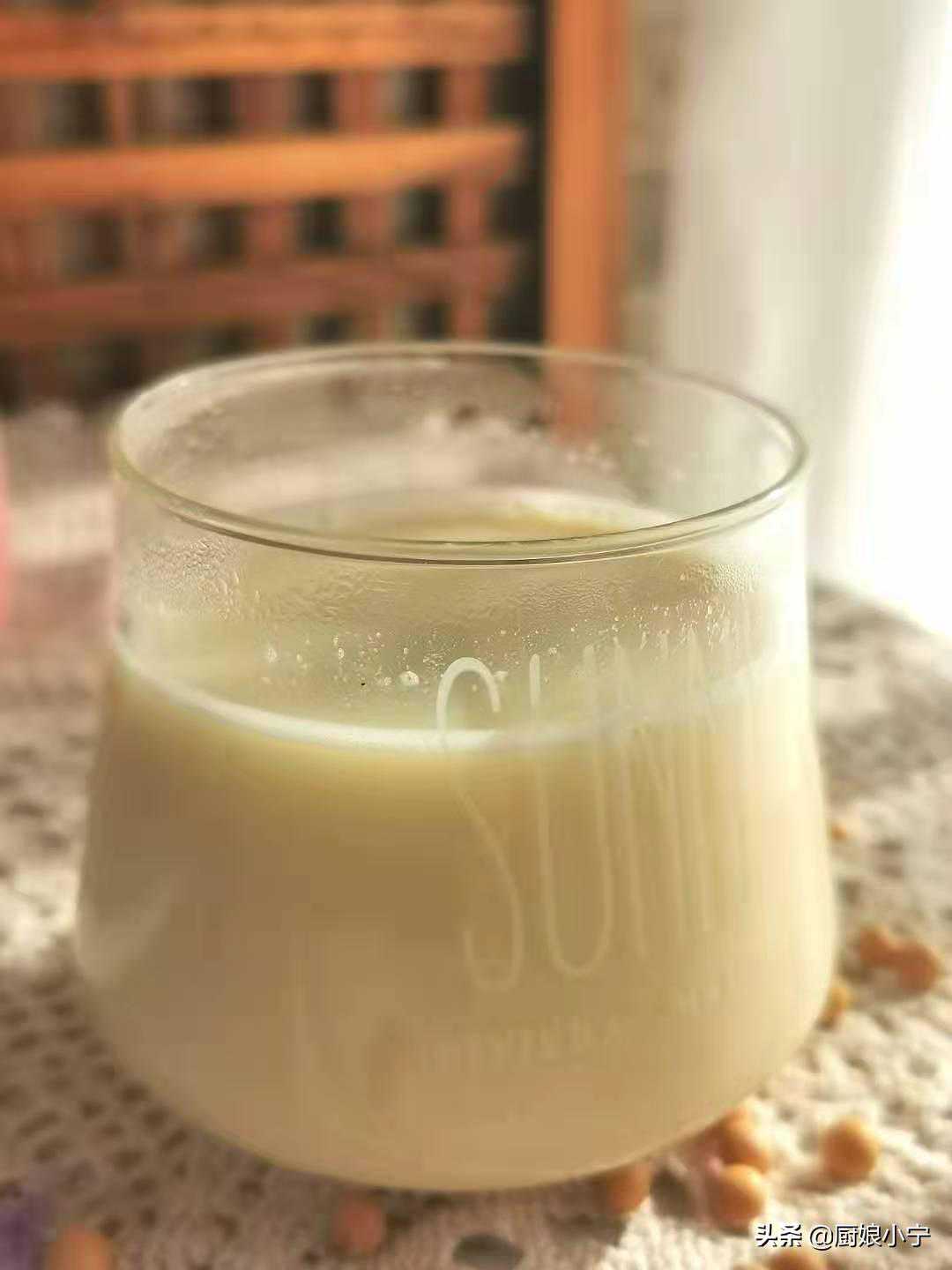 打豆浆用干豆还是湿豆？都不对，试试炒豆的方法，口感最香浓