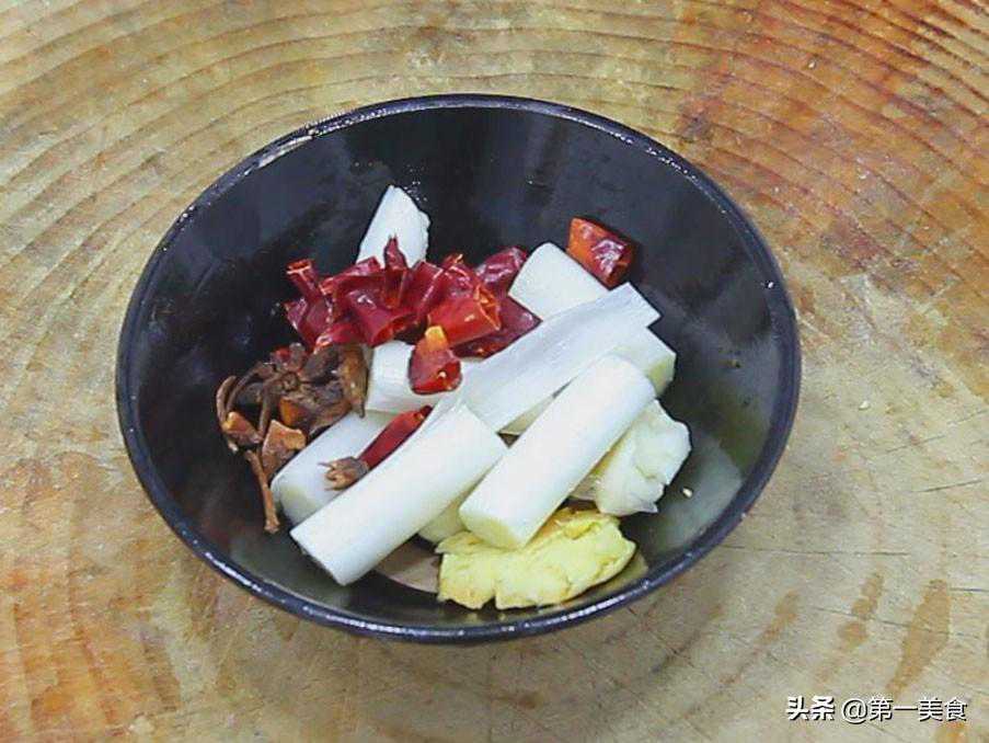 第一美食：筒骨炖千张，用这个方法炖出来软烂入味，营养又美味