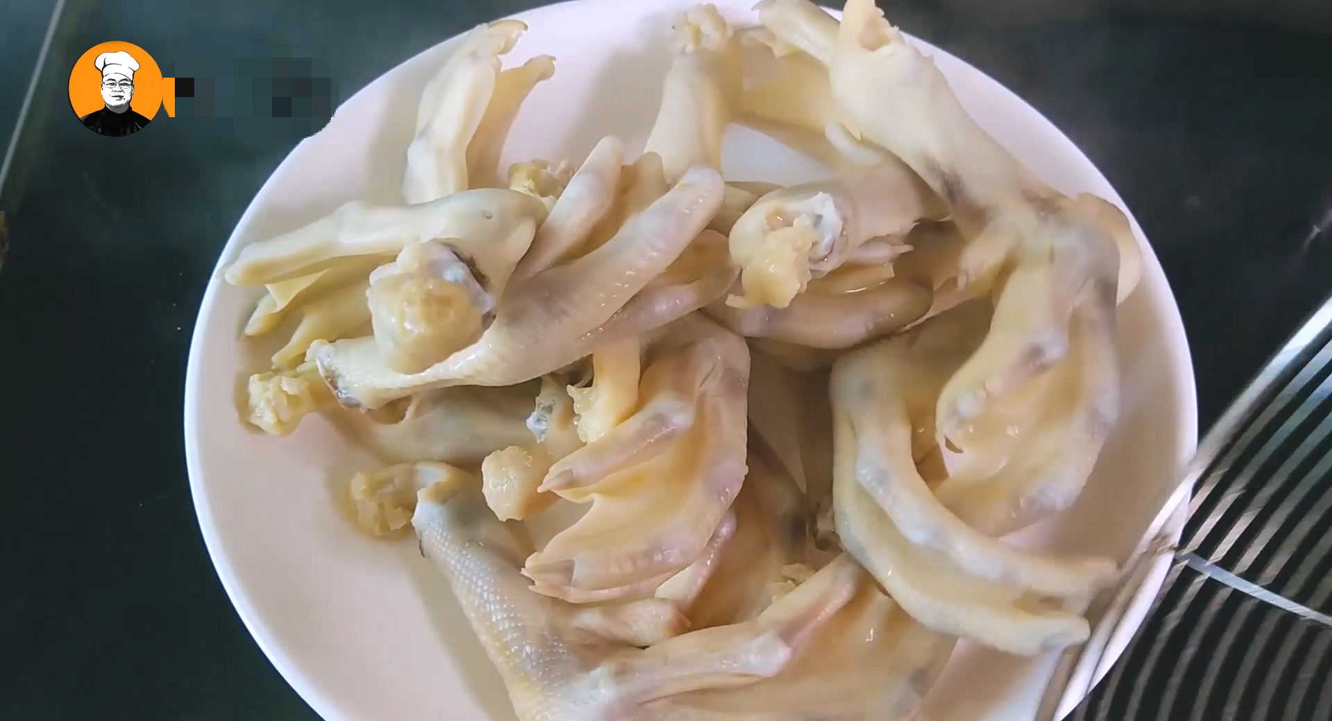 下酒小菜“卤鸭掌”，老刘手把手教你在家做，软糯入味，太香了