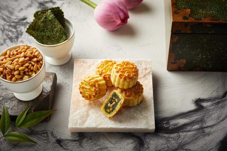 奶黄经典、海苔松子仁创新，还有心形流心款，半岛月饼季来袭