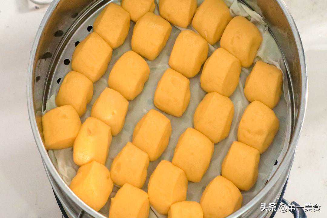 好吃又好看的南瓜小馒头，一拌一揉、每一步都很简单，松软香甜