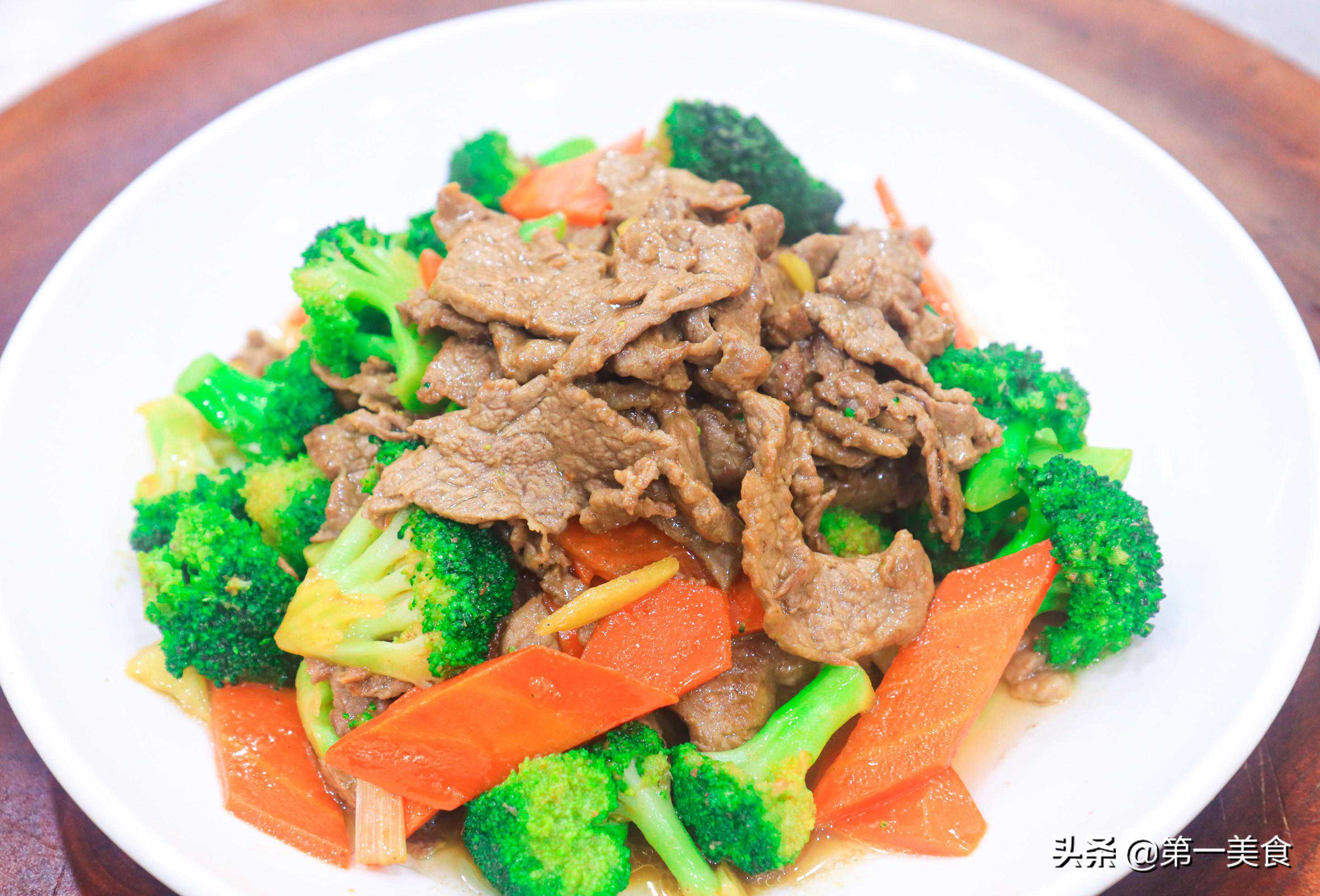 牛肉怎么炒吃着鲜嫩？厨师长分享实用烹饪技巧，不老不柴不发硬