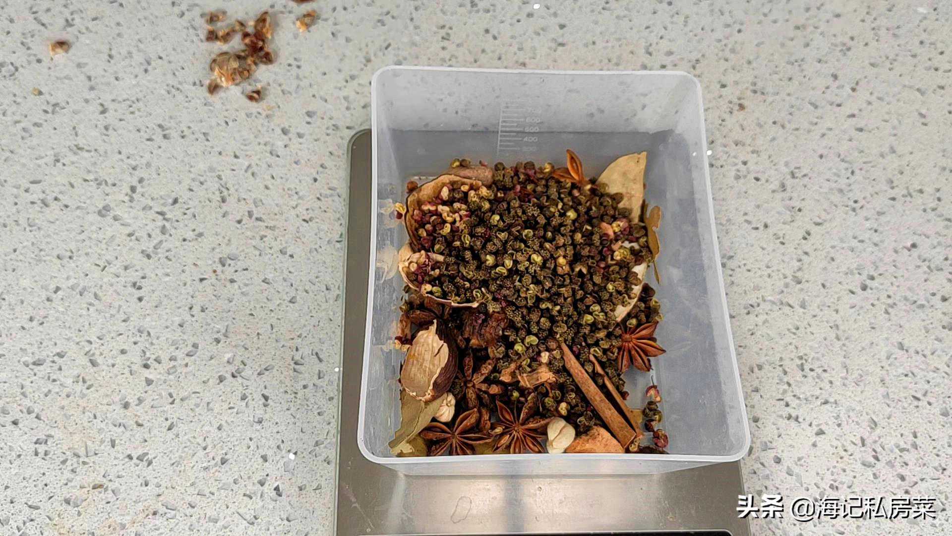 秘制炒鸡料粉，味道独特，刺激食欲，成菜飘香四溢，让人回味无穷