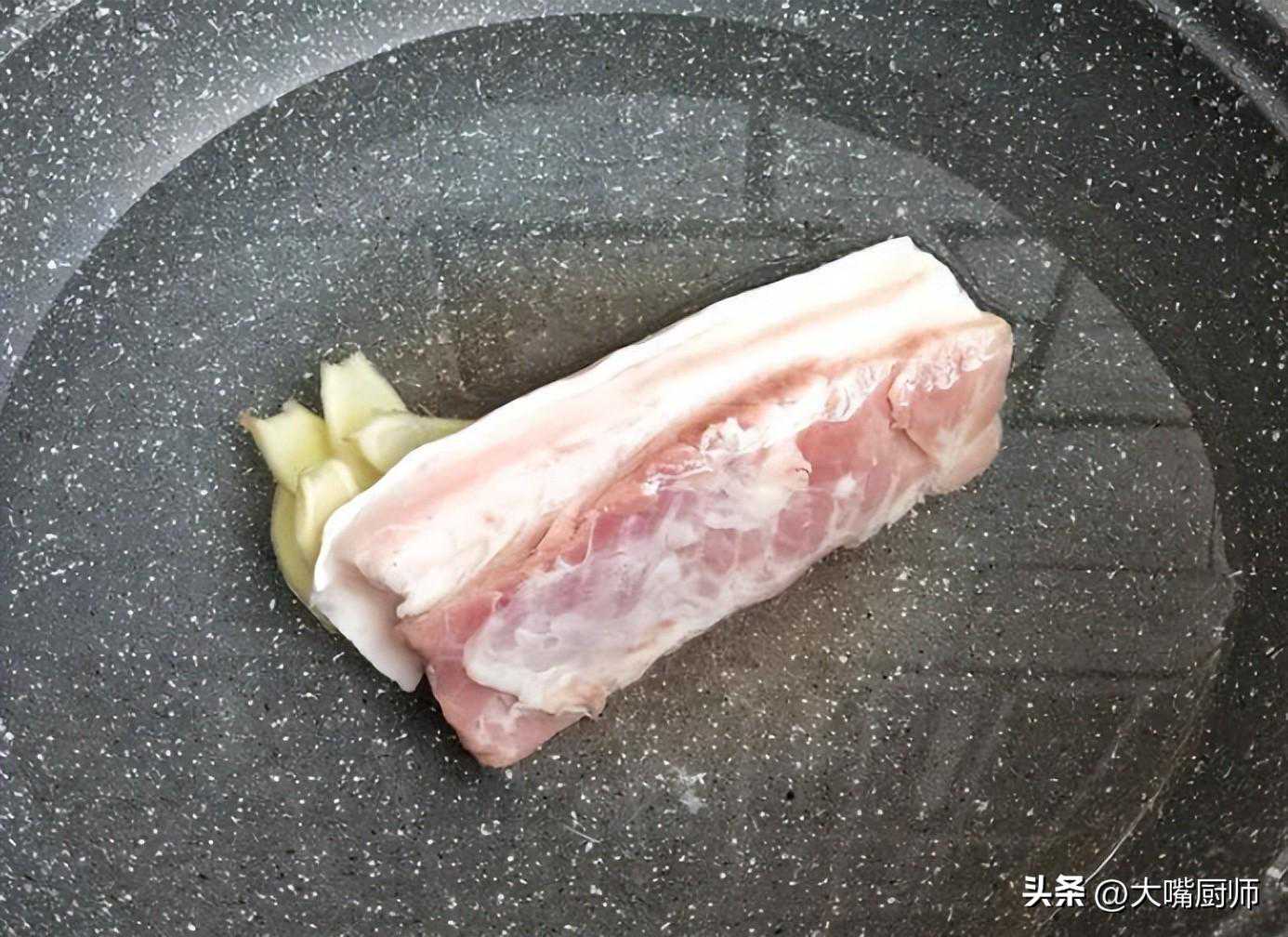 煮白肉炖排骨，学会“1泡3不用”，肉嫩汤白鲜味浓，肉香十足好吃