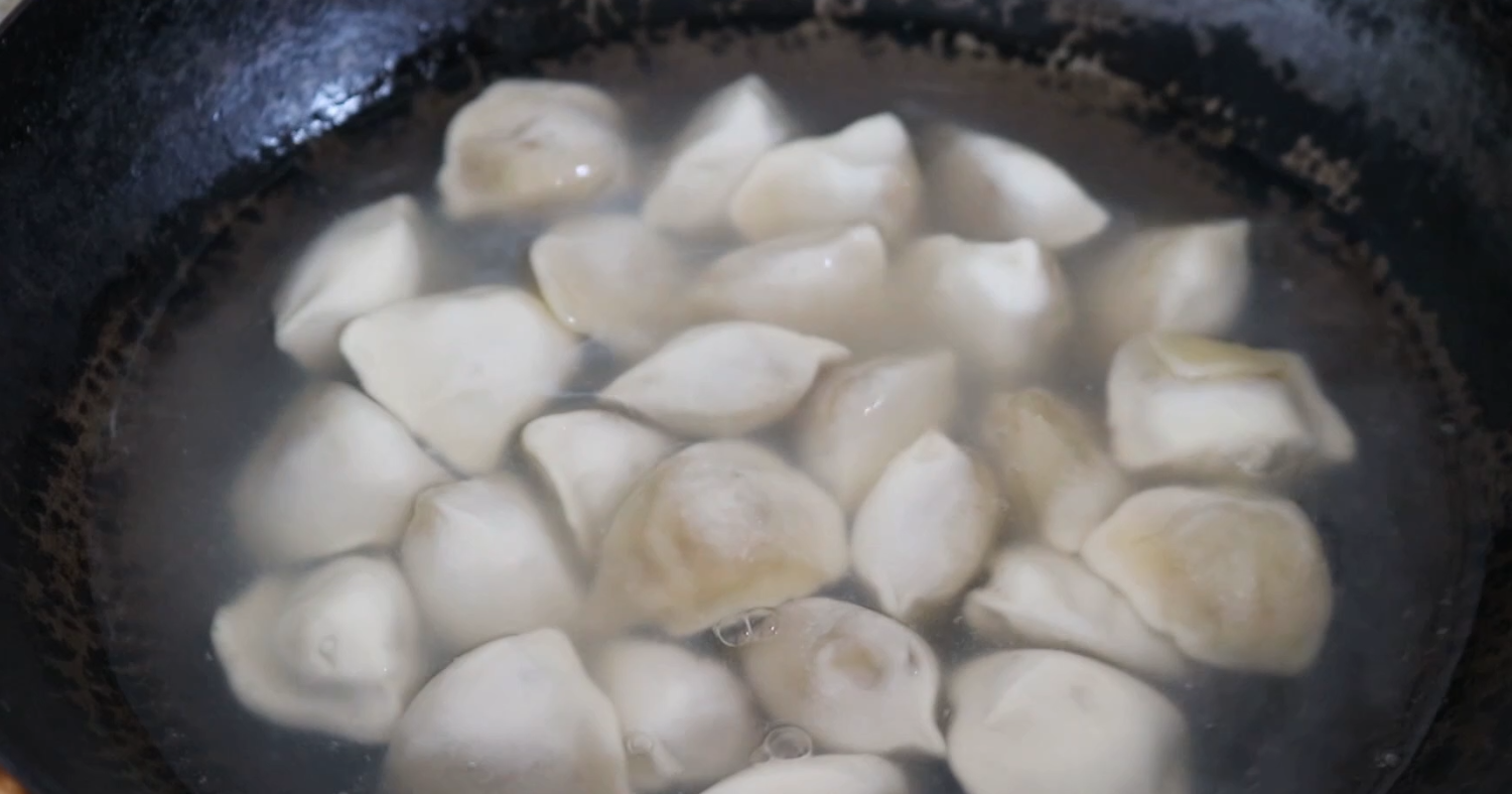 煮速冻饺子，牢记“2不放，冒泡泡”诀窍，饺子不破皮不露馅