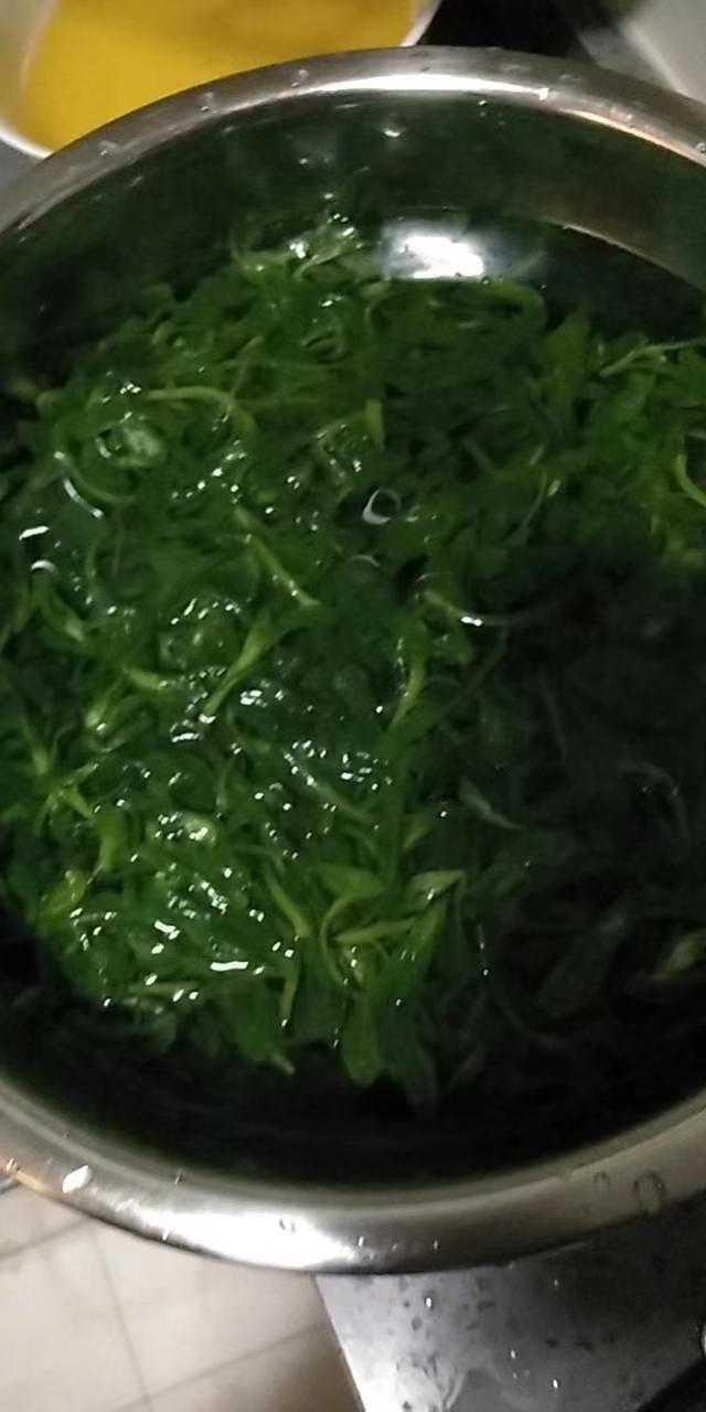 一招教你认识野生艾蒿，采一把做几个蒿子粑粑，一口气能吃一大盘