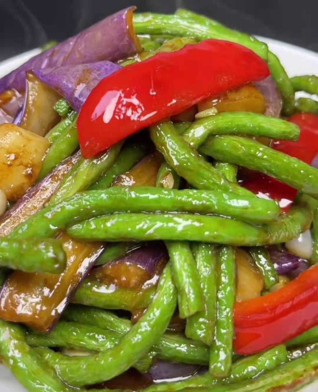 入夏常吃豆角烧茄子，拔丝苹果，味道堪比大厨