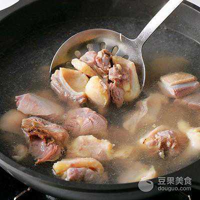 酸萝卜老鸭汤的做法