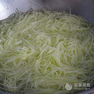 香辣凉拌吊瓜丝#KitchenAid的美食故事#