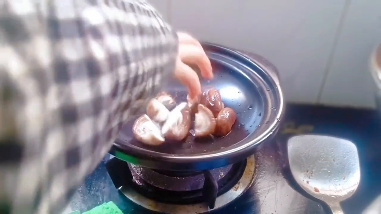 天气冷了 只有拿砂锅煲当出气筒越吃越暖和
