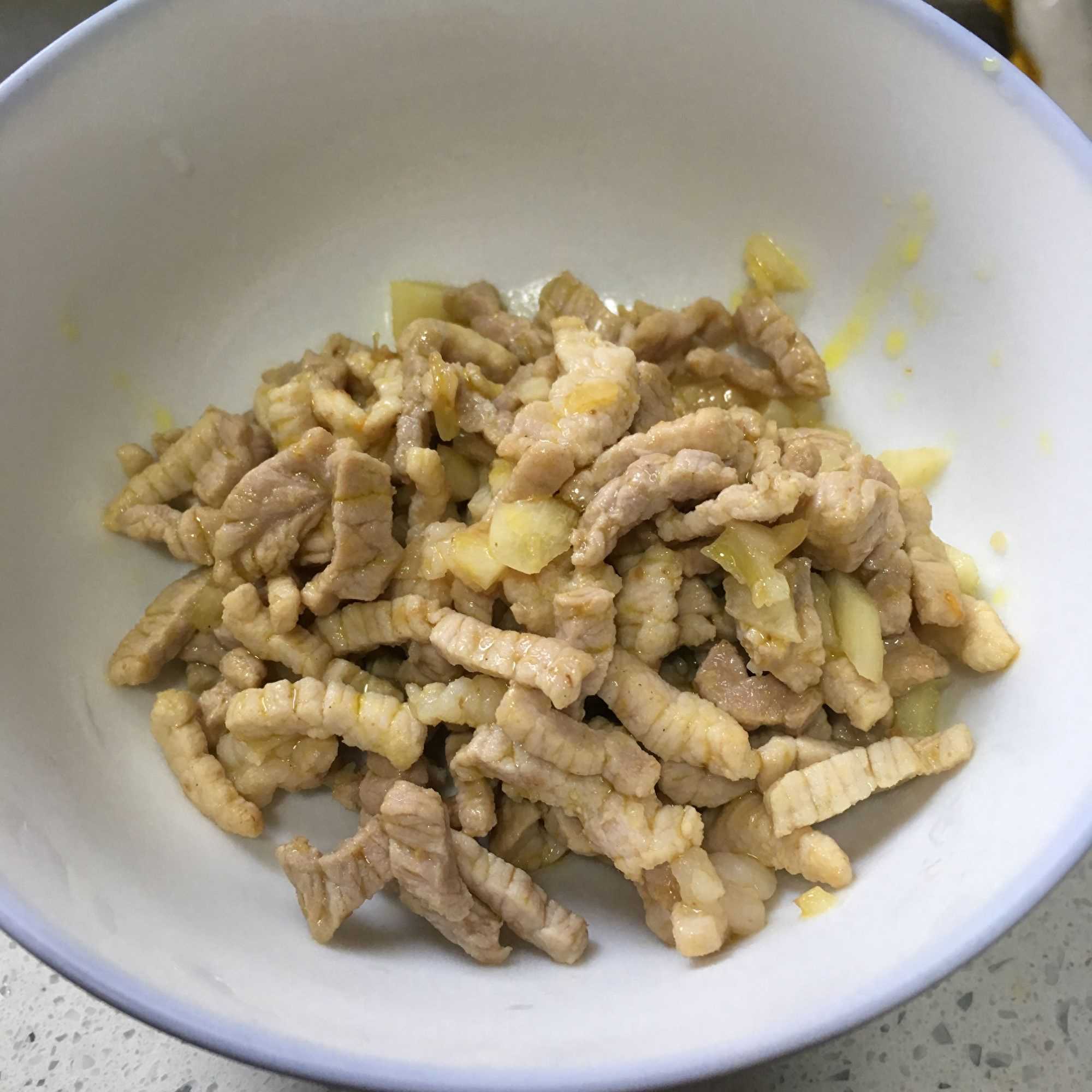 南瓜还能炒肉？是的，荤素搭配营养又味美！