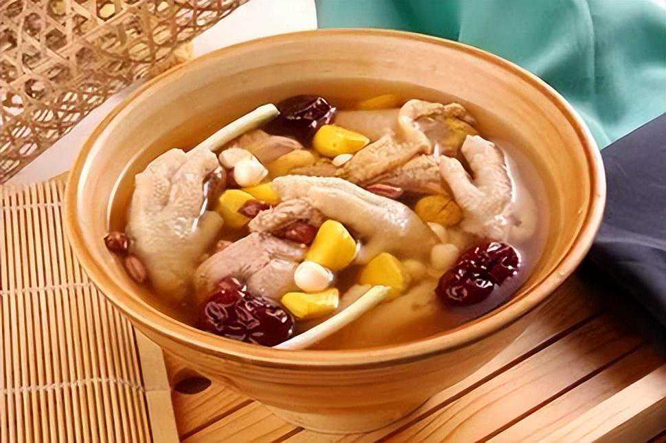 天冷了，来碗板栗炖鸡汤，健脾胃补腰肾